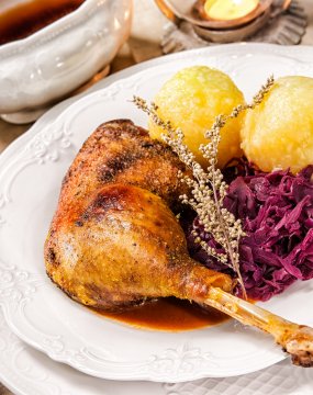 Weihnachtsmenü. Gänsekeule mit Knödeln und Rotkohl © Alexander Raths - stock.adobe.com